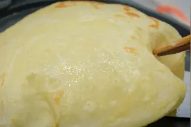 街边5块钱一个鸡蛋灌饼，大厨分享做法，不破皮不露馅张张鼓大泡视频封面