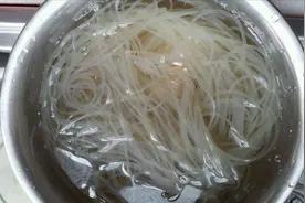 泡发粉条不用等，老厨师教你新方法，3分钟快速泡发，软滑又劲道
