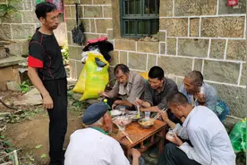 河南新乡山区父亲节：全村老少5个单身人在一起会餐，看看吃的啥视频封面