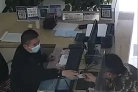 父亲请求留下病故儿子身份证，民警剪角后双手递还：想儿子了看看视频封面