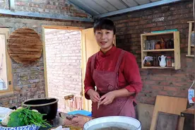 春姐教你用虾和鸡翅做干锅，麻辣鲜香，一家人开启清盘行动，真香视频封面