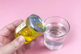 白酒中滴入食用油，好酒坏酒很快“现出原形”看完快告诉家人朋友视频封面