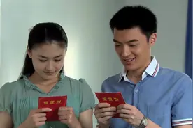 悲喜亲家：俩父亲不让儿女结婚，不料民政局的大婶怒了，直接盖章视频封面