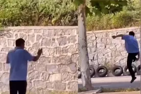 学员练车把教练气得不行，一边追一边还用鞋扔：老寒腿都治好了视频封面