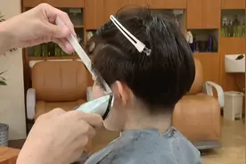 妹子嫌天气太热到理发店剪款超短，推剪的就是不一样，清爽好打理视频封面