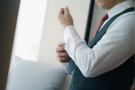 很少看到新郎比新娘个子矮的，这是真爱。视频封面