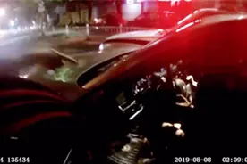 浙江温州：女子酒后坐男友怀中飙车 撞上警车双双被起诉视频封面
