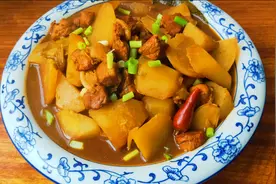 16元的猪后腿肉和土豆这样炖一锅，原汁原味，出锅香气扑鼻，爱了