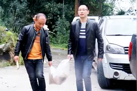 四川农村:粉丝带12斤鱼来做客，一锅水煮鱼，一锅特色船家子鱼