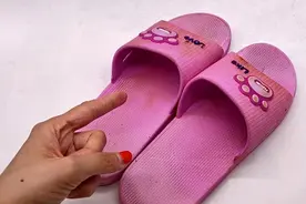 凉拖鞋穿久了又黄又脏，教你一个好方法，灰尘污渍哗哗往下掉