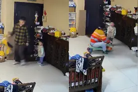 男孩顽皮不听话，被爸爸没收玩具后嚎啕大哭，妈妈在旁幸灾乐祸视频封面