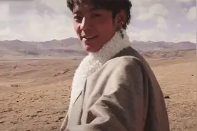 人设翻车？丁真抽烟视频引网友热议，工作室发文道歉视频封面