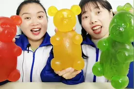 妹子抱来“超大小熊软糖”肉乎乎好可爱，闺蜜忍不住动嘴咬，超逗