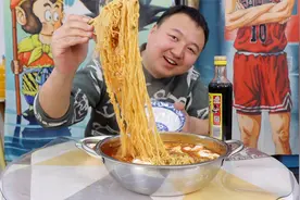 阿强过年大鱼大肉吃顶了，简单来个泡面，配鸡蛋火腿肠，超过瘾