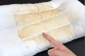不管枕芯多脏多黄，教你不用一滴洗衣液，枕芯立马干净如新，试试视频封面