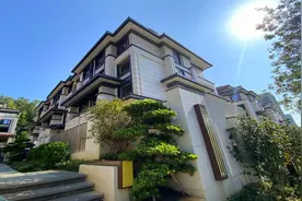 珠海市区1800W豪华大别墅，配有超大私家泳池和前后花园150平真香视频封面