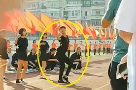 运动会上最怕这样的男生，一上场就是王炸，旁边女生都成了陪衬