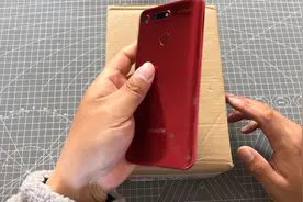 粉丝邮寄荣耀v20手机，碎裂很严重，花了300元买了两个屏幕修好了视频封面