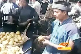 杜月笙以前切水果功夫很厉害，所以他有了个响亮的外号—水果月生视频封面