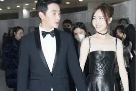 罗晋搀扶妻子现身，唐嫣穿黑袍从头到脚都盖住，却难掩大肚如箩？视频封面