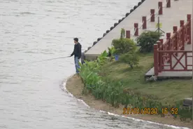 50倍长焦相机镜头，拍下这人冒险到禁钓区钓鱼，胆子够大的视频封面