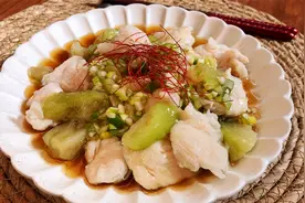 日本家常料理-水晶鸡凉拌茄子。鸡肉鲜嫩清爽，低脂又健康。