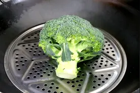 花菜放锅里蒸一蒸，原来味道这么好，我家一周做5次，家人超爱吃视频封面