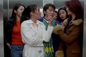 影视中电梯里的尴尬事，周星驰被十几个女生叫老公，真是幸福！