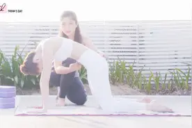 白色紧身运动衣，越南美女完美曲线，完成流瑜伽高难度动作！视频封面