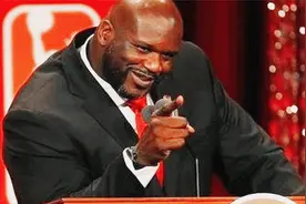太逗了！姚明奥胖在名人堂上“互怼”，台下的NBA大佬们笑翻了视频封面