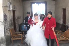 广东一姑娘出嫁，刚满20岁，带着新郎拜别祖屋出门了视频封面