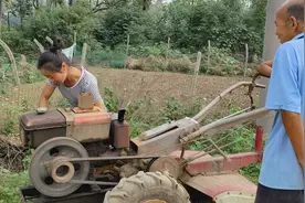 四伯开拖拉机旋地，农村媳妇儿帮忙摇车，看看一把能不能摇响视频封面