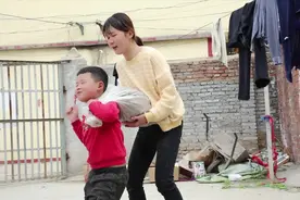 小欧和妈妈一起搬运山药，干起活来拦不住，自己夸自己