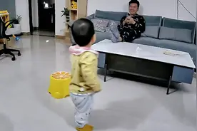 13个月宝宝趁大人不注意，放开手突然学会走路：惊喜总在不经意间视频封面