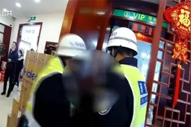 东莞一老人持刀进入银行，情绪十分激动，大批民警包围现场视频封面