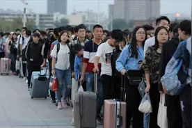 美国一夜变天，大批华人回国，听到费用自理后都慌了视频封面