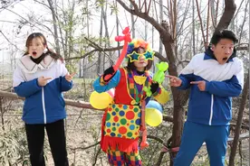 小丑1：甜甜和来福遇到气球小丑，两个人被小丑的气球绝活惊艳！视频封面