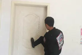 门被锁了，情急之下小伙一脚把门踹开，进门后一看损失惨重后悔了视频封面