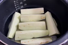 煮米饭时放上一个茄子，出锅瞬间变美食，老保姆拿手绝活，真美味视频封面