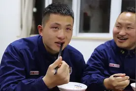 泪目！消防员年夜饭吃出家乡味儿，得知是妈妈寄来的瞬间泪崩视频封面