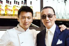 谢霆锋谢贤罕见同台温馨互动瞬间，饭桌上相互调侃，关系依旧融洽视频封面