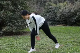 原地下弯腰，腿下击掌，十天瘦六斤，不仅瘦肚子，还能瘦大腿