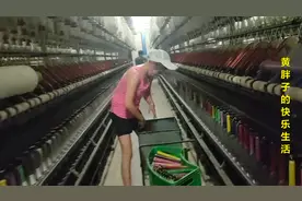 纺织女工40度高温下干活状态，妹妹热的想晕倒，苦中作乐干得起劲视频封面