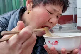 农村午饭真丰盛，一碗正宗羊肉泡馍，汤浓肉烂味鲜美，直呼过瘾视频封面