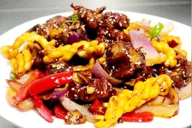 我家的排骨从不红烧，加一点麻花，香辣又酥脆，饭店竟然卖68元