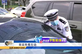 这位司机让行原则：过马路我先看左所以让左视频封面