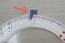 教你一个神奇的魔术：扑克牌自动翻面，学会骗朋友玩