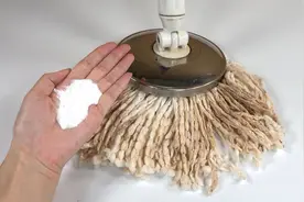 拖把又黑又脏太难洗？分享窍门，泡一泡污垢轻松除干净，实用视频封面