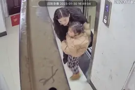 3岁女童独自走入电梯下楼 被好心邻居护送回家视频封面