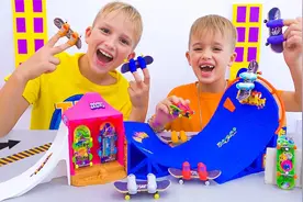 奇妙赛车道！小男孩和哥哥开启滑板赛车挑战赛，谁能挑战成功呢？视频封面